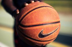 开云体育APP下载-英雄的试炼，当爱德华兹的生涯之夜照亮尼克斯的硬仗之路