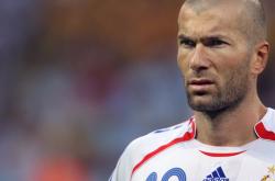 开云体育官方网站-欧冠决赛夜的神秘嘉宾，当恩比德坐在了足球的禁区